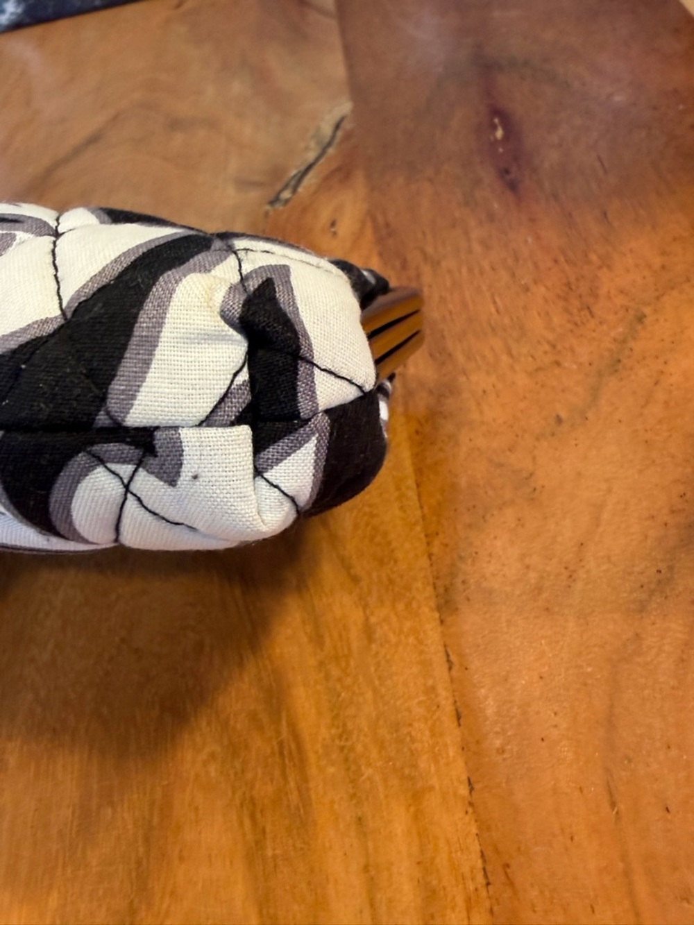 Vera Bradley Classic 2010s Retired Print Kiss Lock Wallet Black/White (NWOT) - Picture 9 of 12